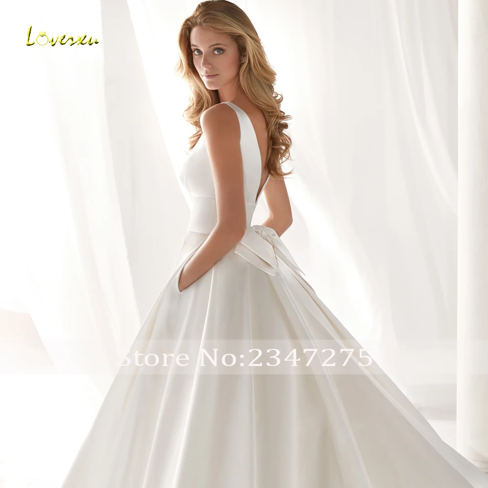 Loverxu Vestido De Noiva Элегантные линии Свадебные платья Роскошные V шеи бретельках суд Поезд матовая атласное свадебное платье