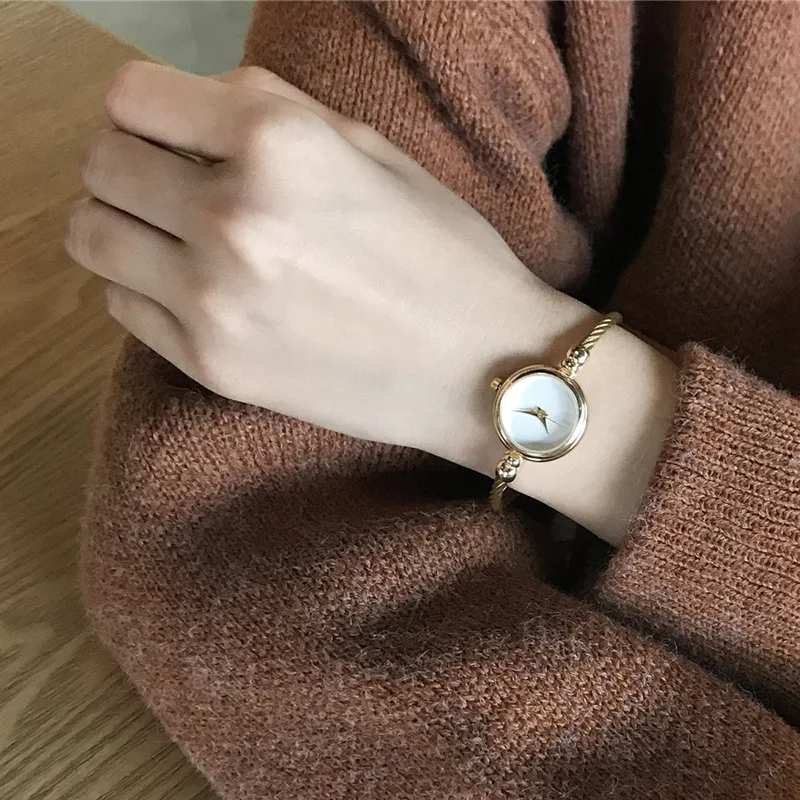 Роскошный Уникальный Ограниченная серия Для женщин браслет Кварцевые наручные часы тонкий женский Повседневное часы женская одежда часы
