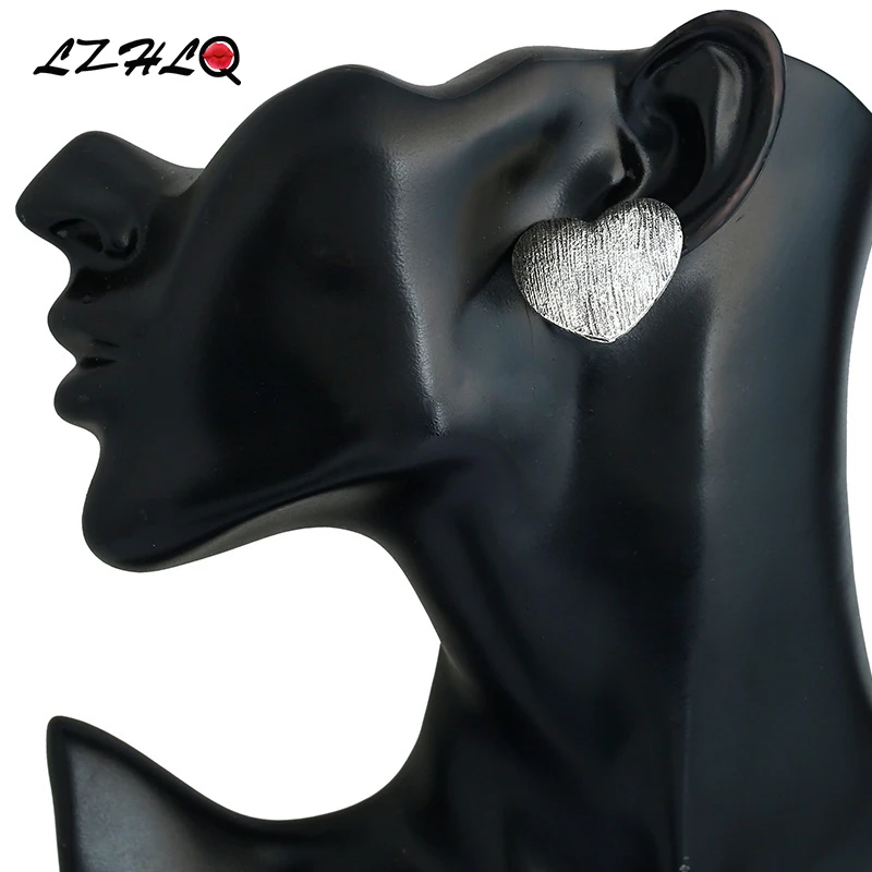 

LZHLQ Romantic Heart Stud Earrings 2017 Fashion Jewelry Accessories Retro Metal Pattern Silver Plated Simple Earrings For Women