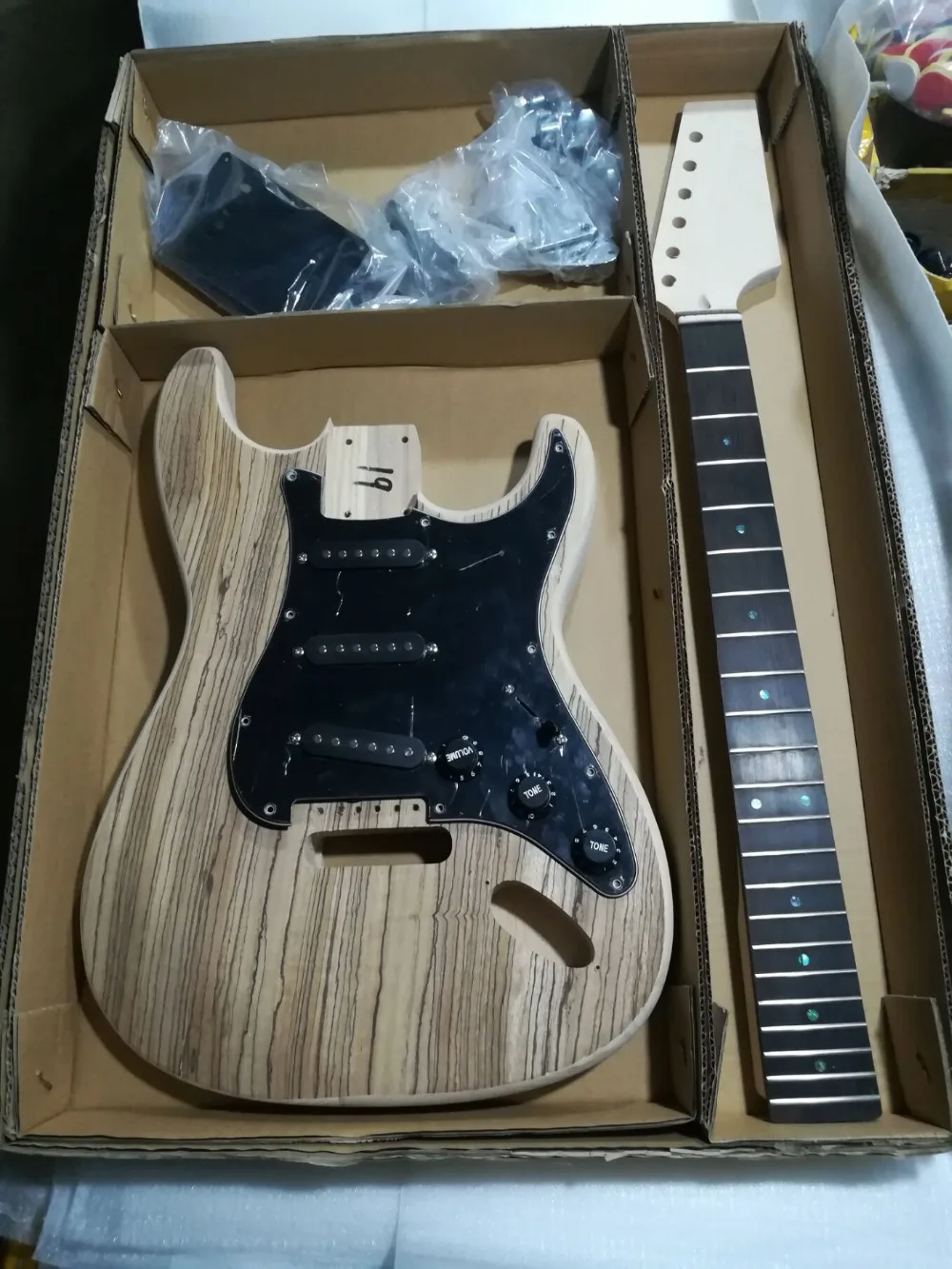 

Tangwood 2018 New Popular GYST-008 DIY Kit Set electric guitar with Accessories ,Can be customized, Free shipping