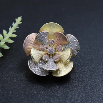 

Lanyika Fashion Jewelry Distinctive Exquisite Lovely Flower Micro Paved Sandblast Brooch Pin for Engagement Luxury Bridal Gift