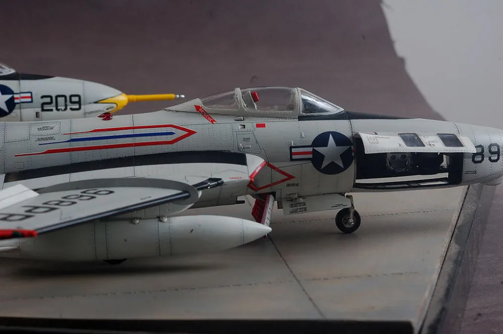Kitty Hawk 1/48 F9F-8 и F9F-8P Cougar-KH80127 новая модель комплект