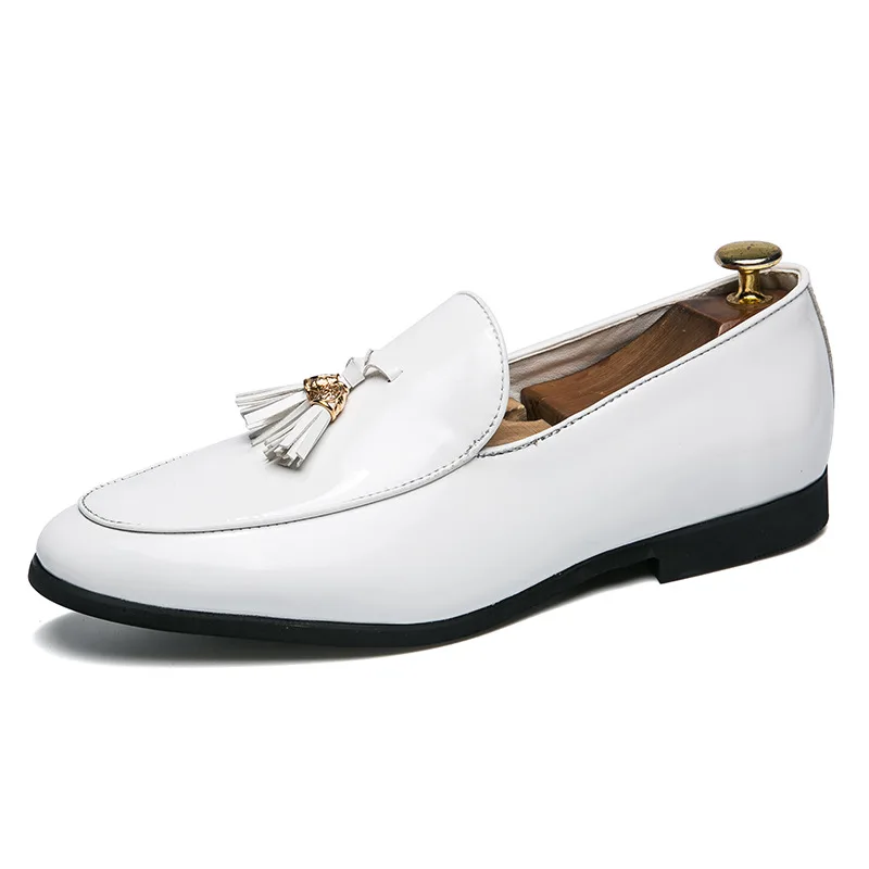 Туфли из лакированной кожи с кисточками; роскошные мужские деловые туфли на плоской подошве; блестящие модельные мужские туфли; офисные дизайнерские Лоферы для мужчин - Цвет: White