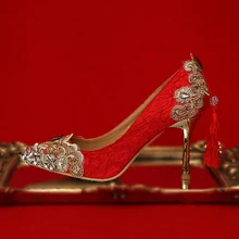 Женская свадебная обувь; красные свадебные туфли-лодочки на высоком каблуке с кристаллами; золотистые туфли на металлической шпильке; женские пикантные туфли для вечеринок с кружевной бахромой
