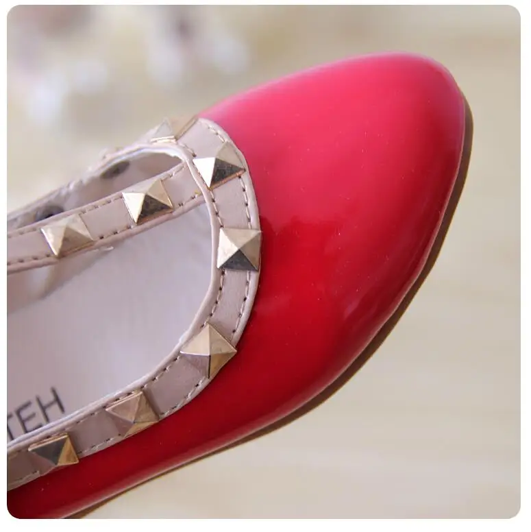 Детская обувь с заклепками; ; детская обувь на плоской подошве; размеры 21-36; обувь с заклепками для девочек; кожаная обувь; цвет красный, розовый, белый, черный; резиновая обувь унисекс