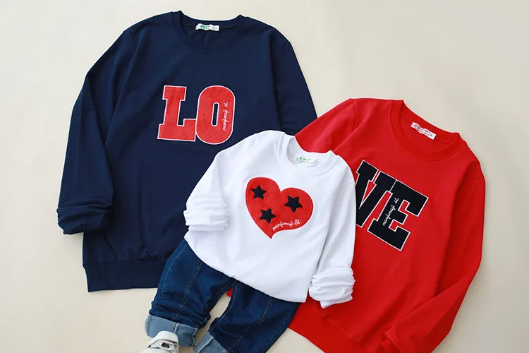Одинаковая одежда для пар; Семейные зимние свитера; одежда для мамы и сына с надписью «Love Dad Like»; одежда для мамы и меня; платье для мамы и дочки