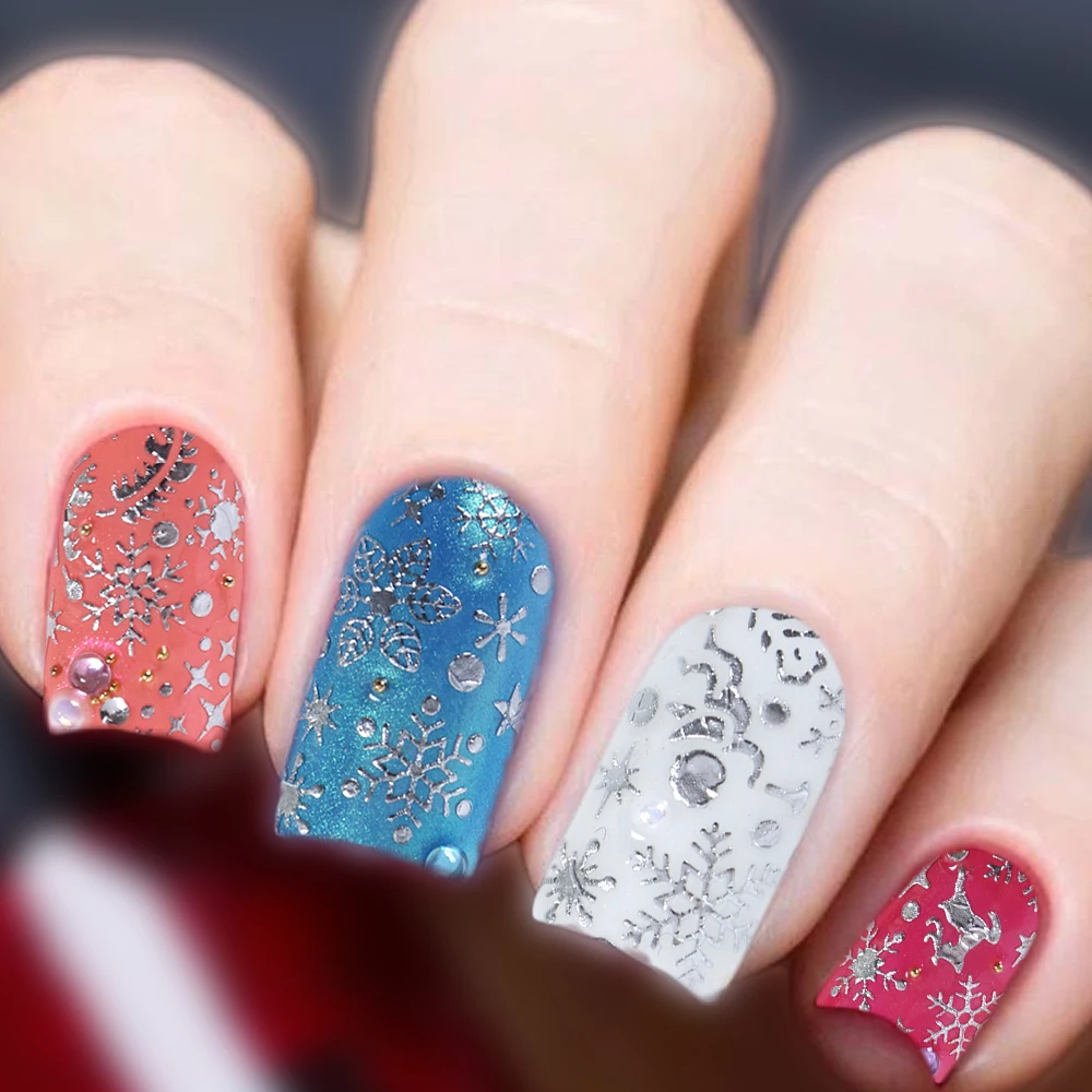 маникюр со снежинками на длинные ногти. маникюр на новый год с блестками и снежинками. снежные ногти. маникюр со снежинками и блестками. ногти с золотыми блестками.