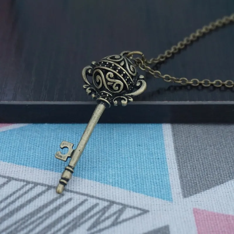 

Woman Hollow key necklace fashion long chain pendant necklace