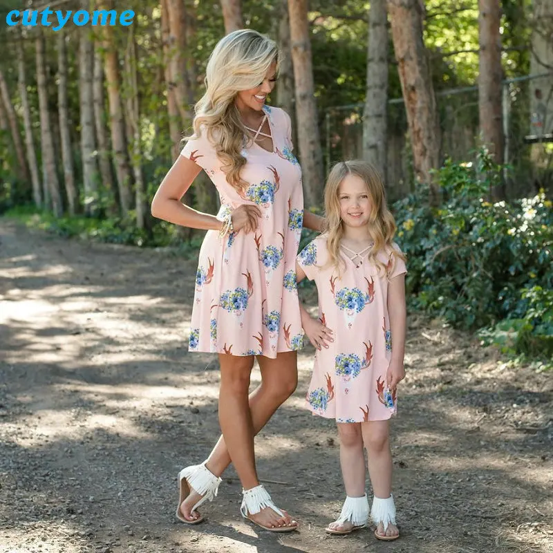

Matching Mother And Daughter Dress Family Look Short Sleeve Beach Clothes Summer Mom Daughter Flower Dresses Clothing Outfits