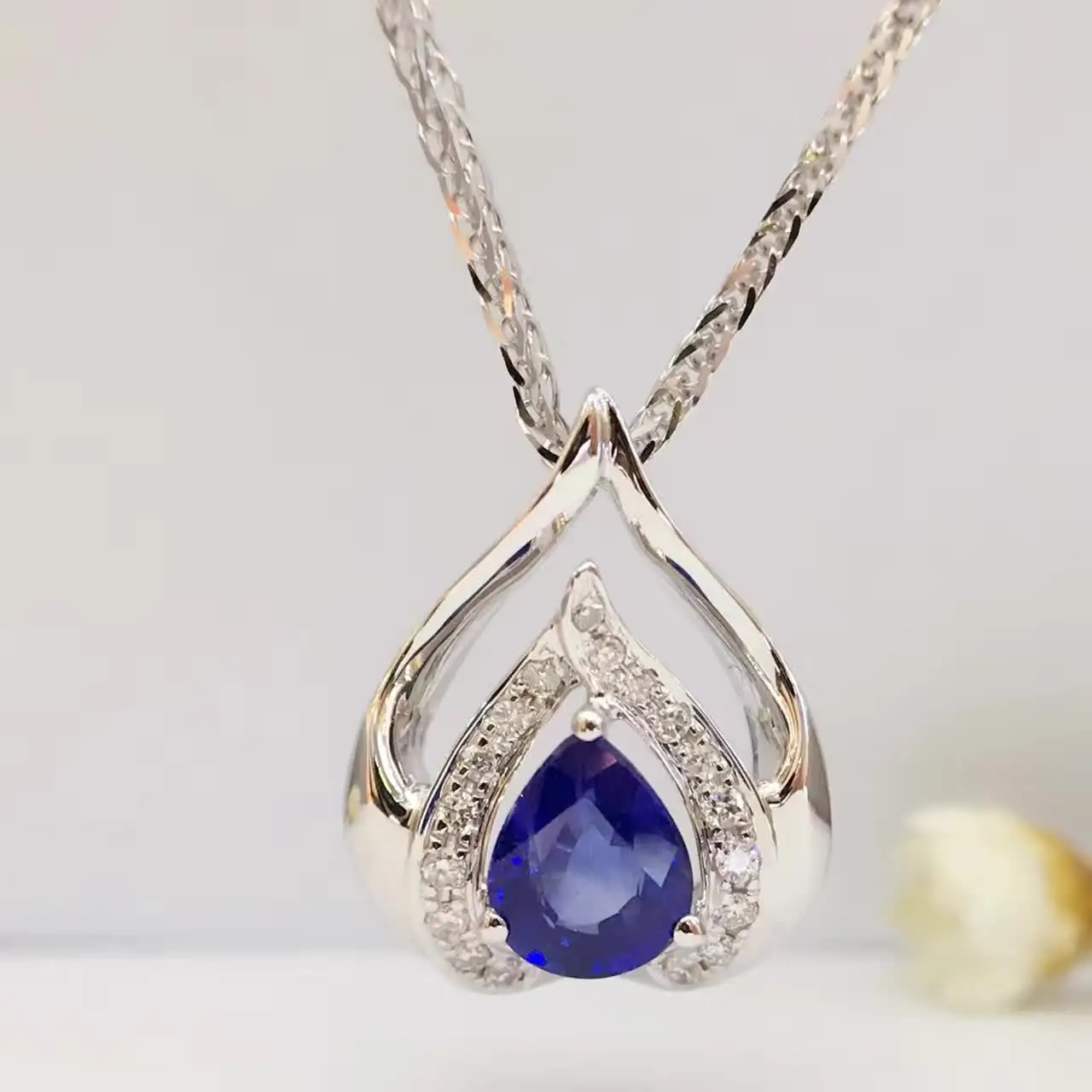 0 70ct 0 083ct 18K White Gold Natural Sapphire and Pendant font b Necklace b font