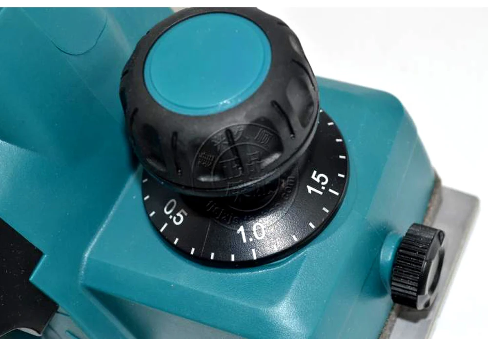 Makita KP0800X 620 Вт ширина строгания: 82 мм(3-1/") глубина: 2,5 мм(3/32") 17000 об/мин ручной Электрический строгальный станок