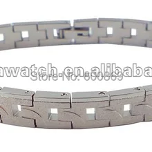 Посеребренный браслет на запястье