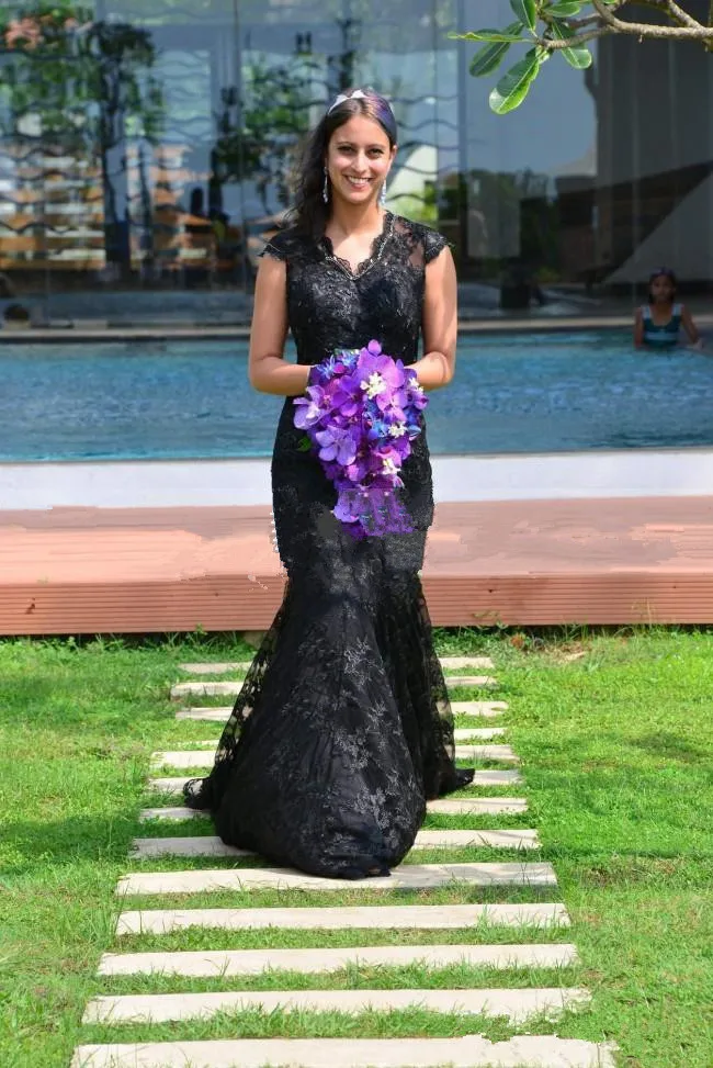 new-arrival-black-gothic-mermaid-wedding-dresses-2018-lace-vintage-court-long-train-v-neck-custom-made-bride-bridal-wedding-gowns (1)_