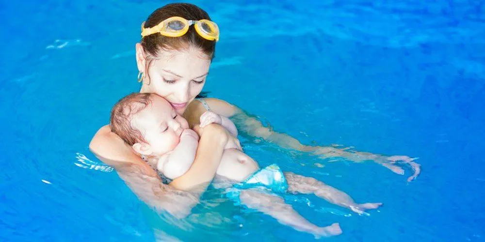 Baby-swimming-with-mother-wearing-diapers-1020x510