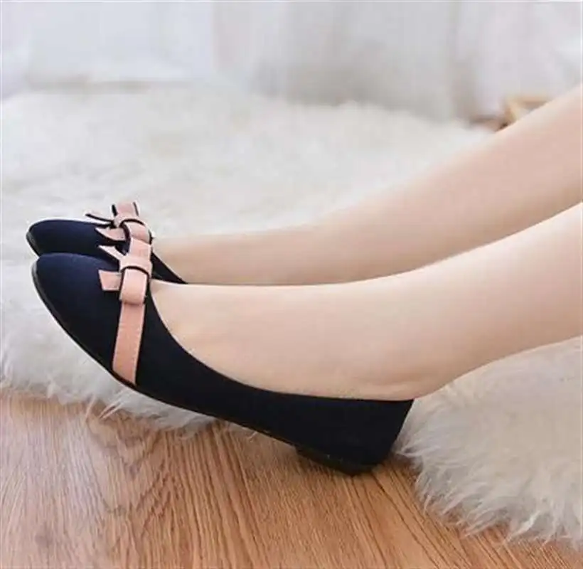 белые короткие ботинки.