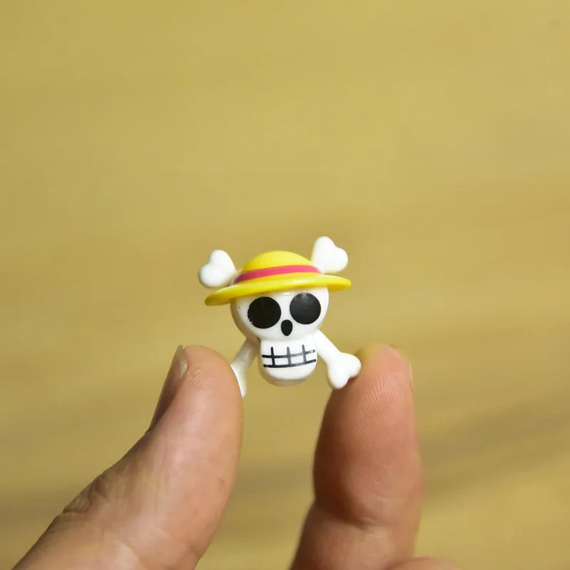 

120piece 2cm One Piece skull head very small figure toys