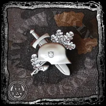 ドイツヘルメット交差短剣とオークの葉ピンバッジ(China)