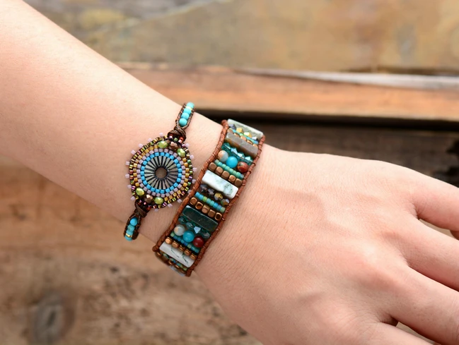Для женщин Boho браслеты, натуральные камни круглые хрустальные бусины из натуральной кожи Обёрточная Бумага браслет полудрагоценный камень из бисера Браслет-манжета