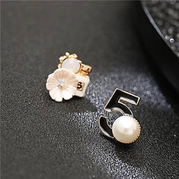 

5 letter Big pearl camellia earrings Woman Asymmetric perfume bottle Earring