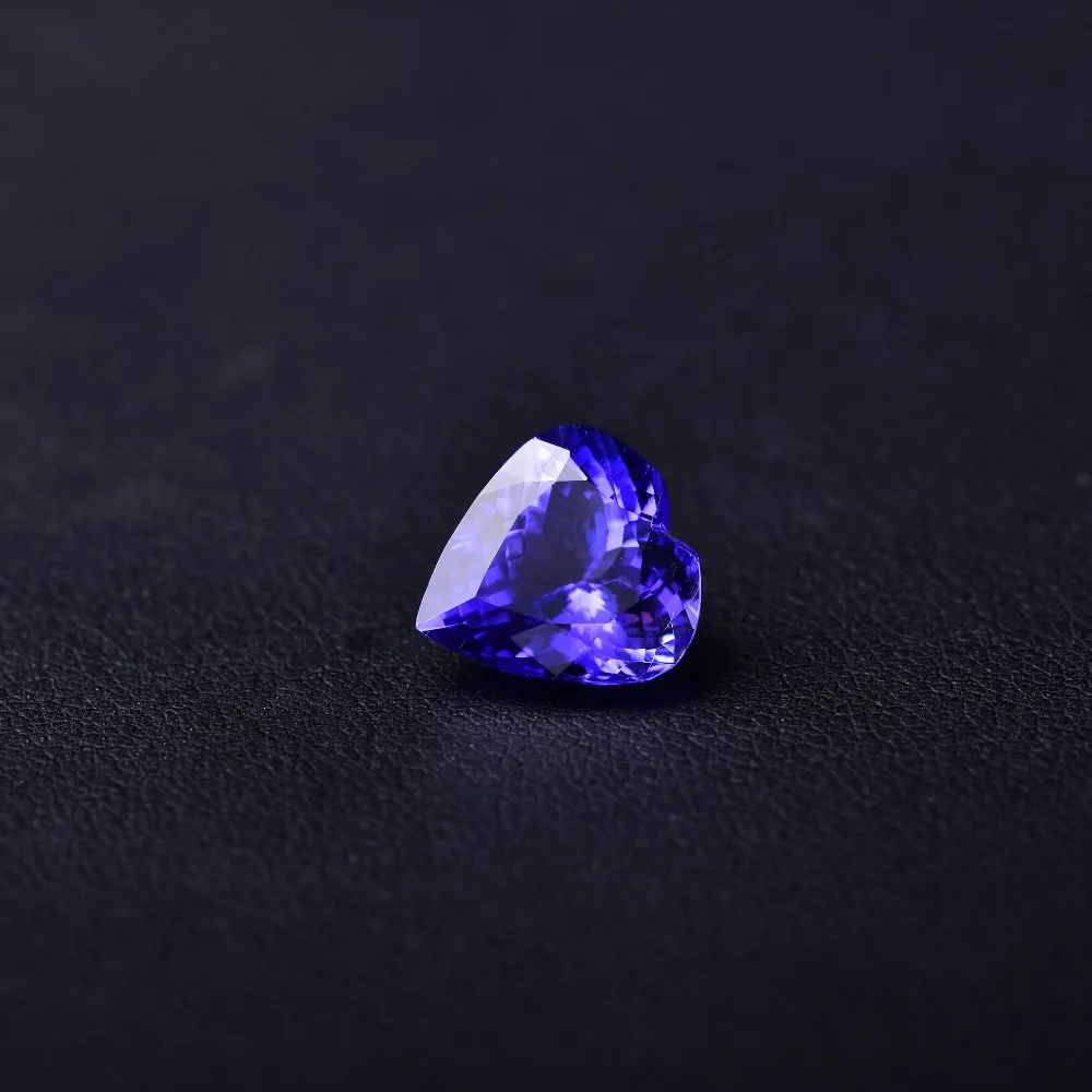 

4.6CT Tanzania heart shape perfect quality, bare Stone Gemstone. Specifications: 11.2 x 10.8 x 6.3mm