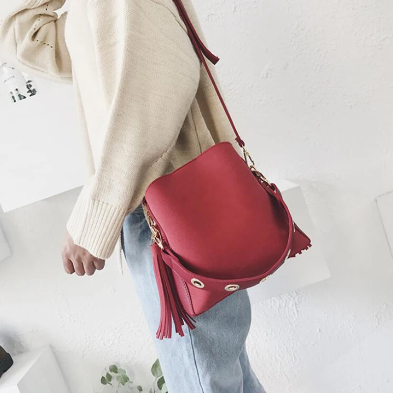 Винтажная модная женская сумка-ведро с бахромой сумка на плечо Высококачественная Замшевая сумка через плечо женская сумка с заклепками и кисточками