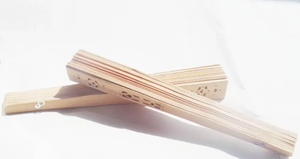 Свадебной 100 шт./лот Китайский резной складной аромат дерева руки поклонников деревянные вентиляторы