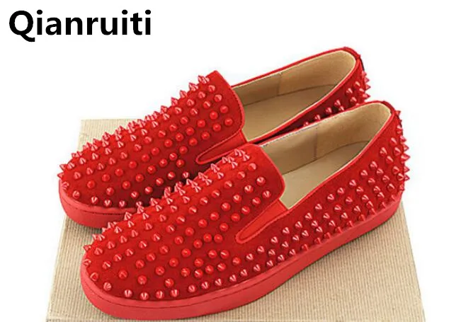 US $155.0 |Qianruiti Neue Wildleder Rot Spikes Leder herren Flache Freizeitschuhe Mokassins Nieten Loafers Hochwertige Schuhe Männer Fahren Schuhe schuhe mit nieten herren