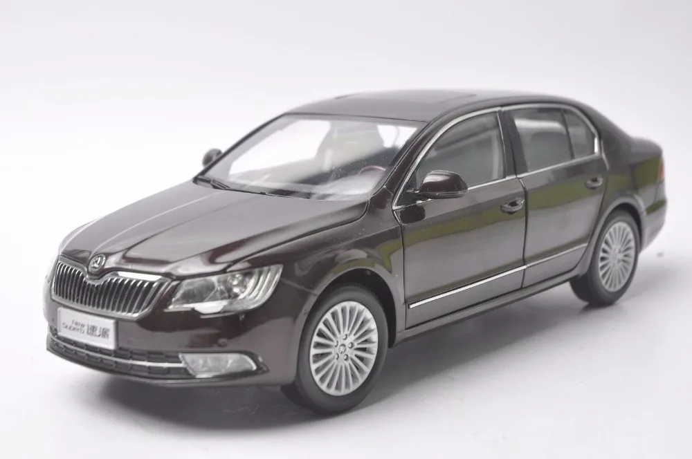 1:18 Модель литья под давлением для Skoda New Superb 2012 красный седан игрушечный