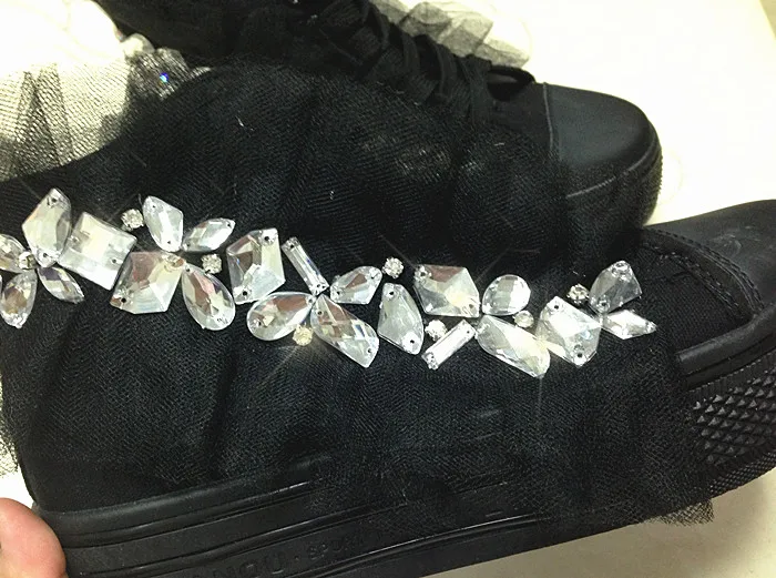 Парусиновая Вулканизированная обувь с белыми кружевными цветами и серебряными кристаллами в стиле панк, увеличивающая рост; женские Сникеры для девушек и женщин