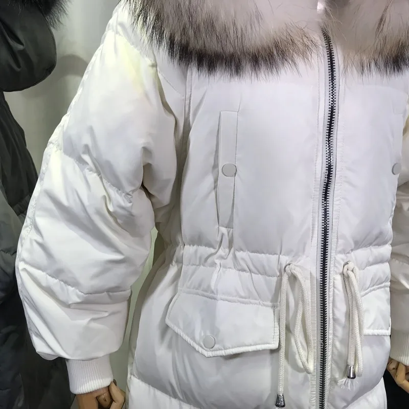 TopFurMall) Европейской зимы Для женщин парки вниз пальто мех енота капюшоном Леди Длинные Верхняя одежда; пальто 4XL LF5065