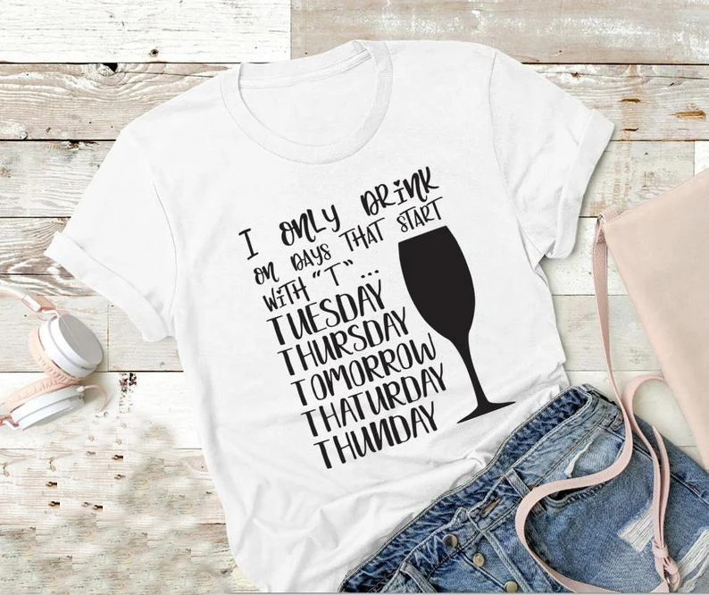 Только напиток по дням, которые начинаются с футболки алкоголь слоган Кубок Графический Женская мода эстетический tumblr вино любовник эстетические футболки - Цвет: White-black txt