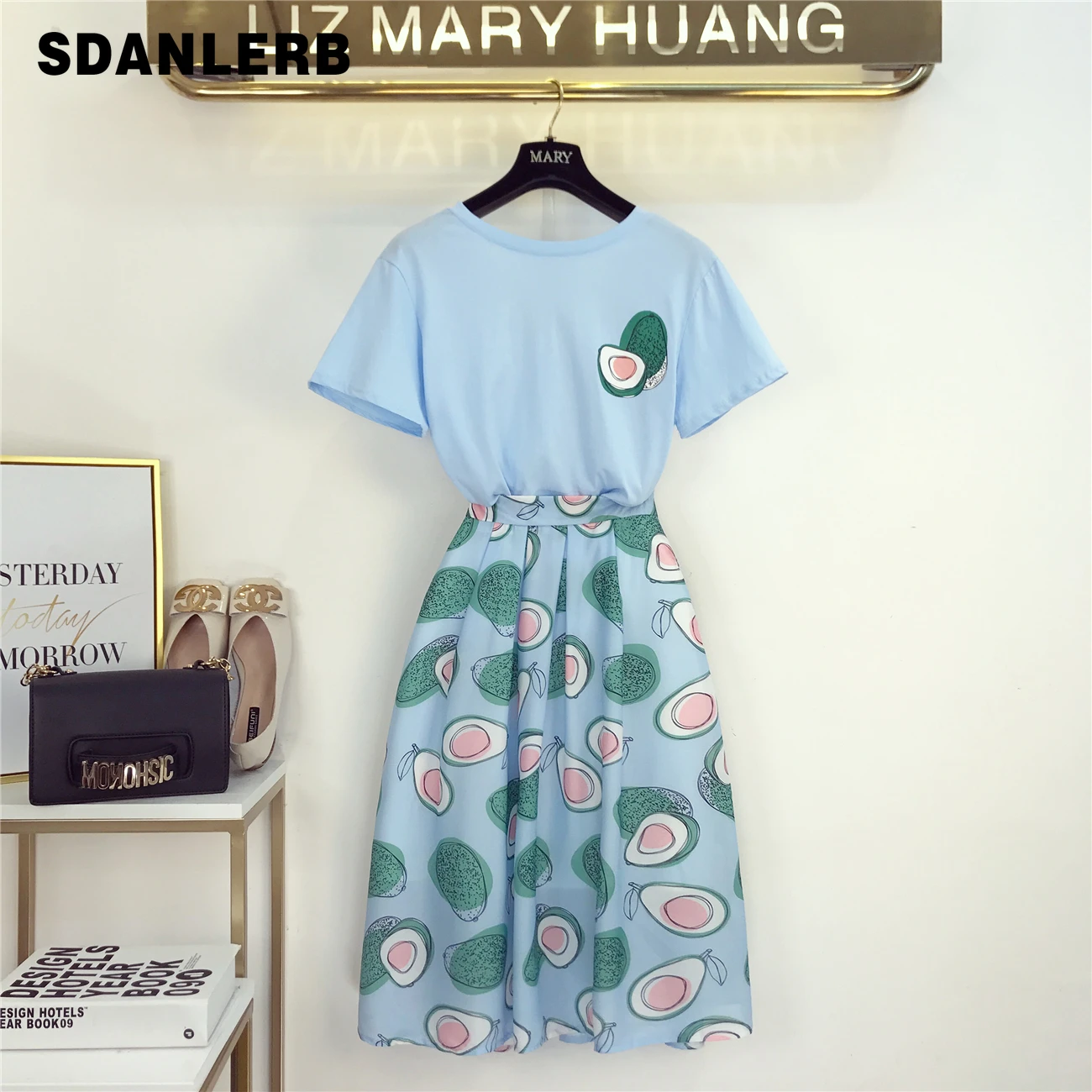 

2019 Summer New Female Avocado Printed T-Shirt + High Waist Package Hip Skirt Two Pieces Girls Lady Holiday Skirts Set