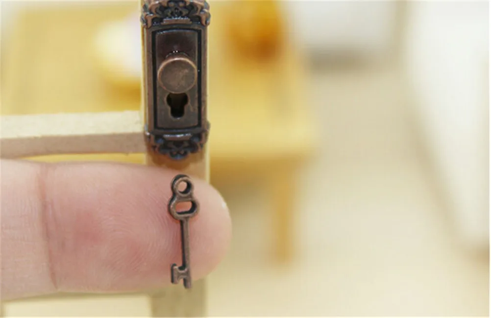

1Pc Dollhouse Miniature Brass Knobs Plate with Keyhole Keys Set Door Accessory Door Lock With Keys Toy