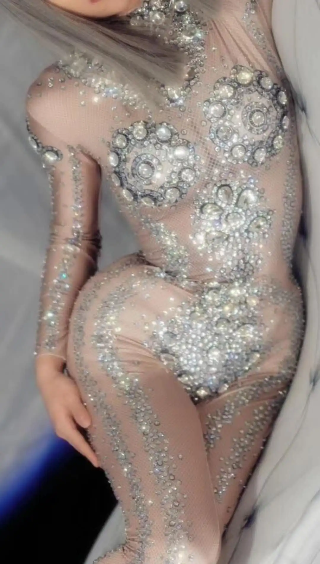 бабы в стразах. лифчик со стразами. стразы на лицо. женщина со стразами. колье на шею.