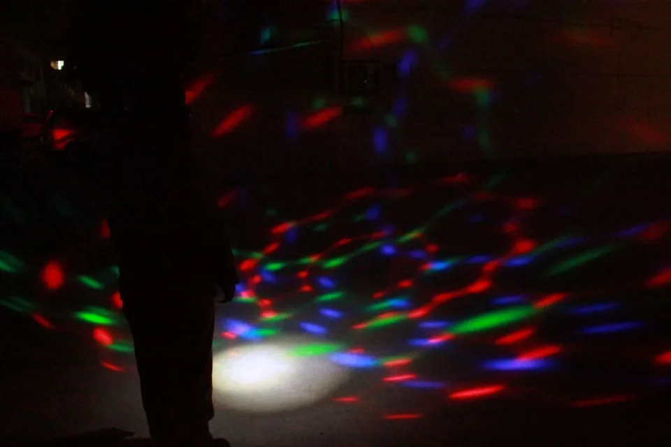 YUPARD Красочный светодиодный фонарик хрустальный магический шар сценическая осветительная фара AA батарея для вечерние диско DJ барная лампочка освещение шоу