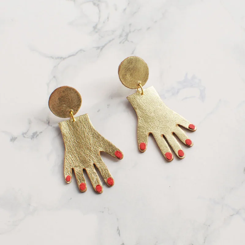 New Personalized Red Nails Plam Shaped Earrings 2018 Girls Tiny Gold Tone Hand Dangle Earrings For Women Femme Bijoux Brincos