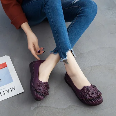GKTINOO/Весенняя модная обувь на плоской мягкой подошве с круглым носком и цветочным узором; винтажная женская обувь из натуральной кожи на плоской подошве; Лоферы для девочек; большие размеры - Цвет: Фиолетовый