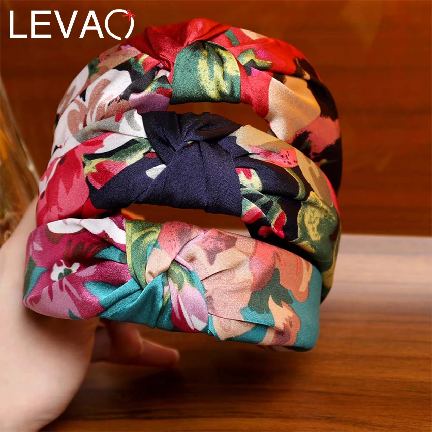 Levao свежие Розовые атласные широкие повязки для волос Красочные Цветочные Печатные Элегантные повязки для девочек центр узел все включено украшения для волос