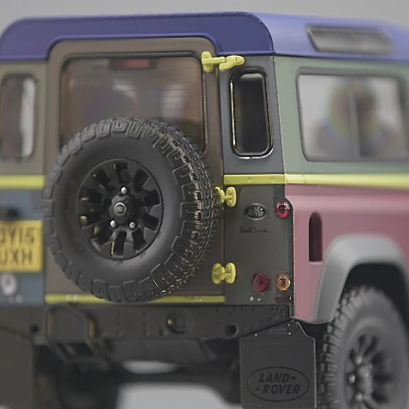 Литая модель автомобиля для почти реального Land Rover Defender 90 Paul Smith Edition 1:18+ маленький подарок