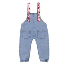 Джинсовые комбинезоны для девочек светло-голубые Свободные Штаны для маленьких девочек, милая одежда с буквенным принтом и красным ремешком весенние комбинезоны для девочек
