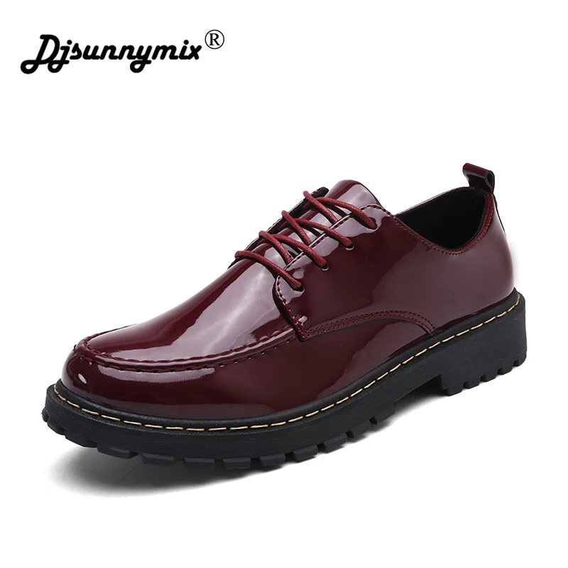 

DJSUNNYMIX Brand Spring Autumn Men's Platform Shoes Man Brogue Patent Leather Lace-Up Thick Bottom Shoes Men Brogue Shoes Homme