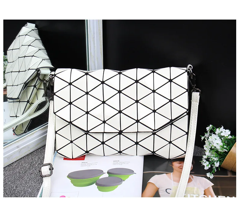 Women Diamond Lattice Laser Sequins Mirror Shoulder Bag Latest Style Geometry Quilted Plaid Mosaic Hasp Messenger Evening Bag (20)