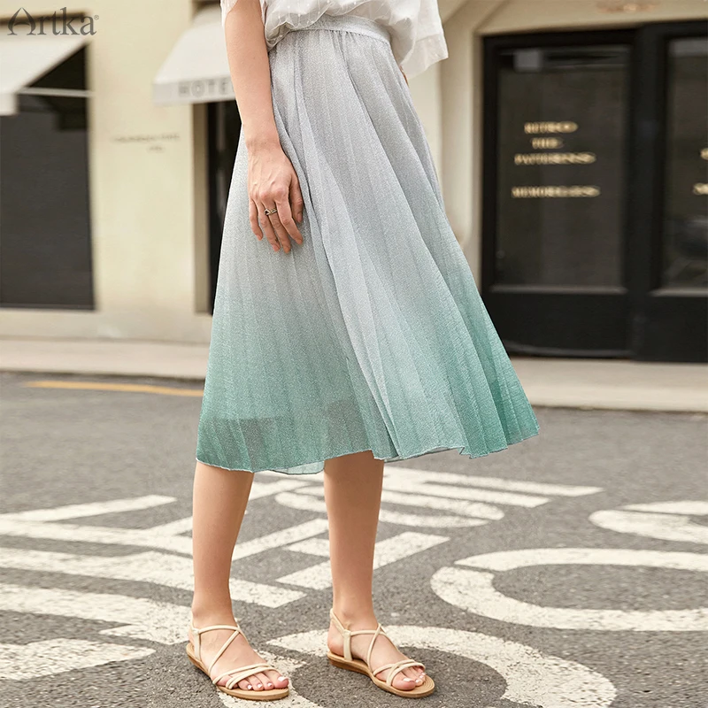 

ARTKA 2019 Summer New Women Skirt Elegant Gradient Skirt High Waist Pleated Skirt For Women Elastic Waist Long Skirt QA10898X