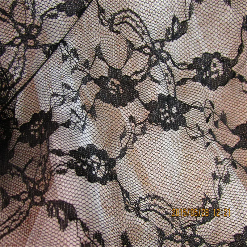 Открытая белая и черная кружевная ткань Ширина 59 дюймов с маленьким цветком