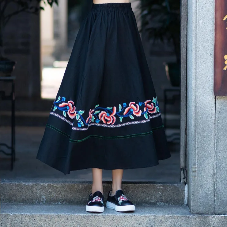 Весенняя вышитая юбка из хлопка и льна