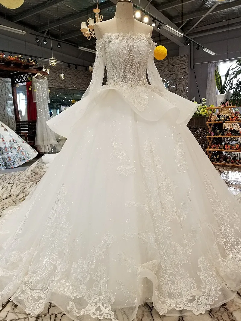 2018 дешевые натуральные белые шампанского кружева Длинные свадебные платья без рукавов Часовня Поезд длиной до пола бальное платье