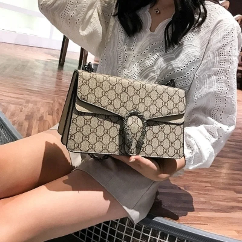 

2018 spring and summer new female print Europe and the United States small square package trend retro laptop messenger bag