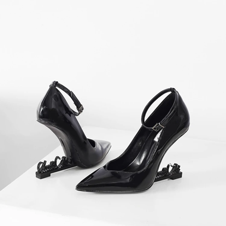 Черные женские туфли-лодочки из лакированной кожи; Новинка; обувь на каблуке с буквенным принтом; подиумная обувь с ремешком на щиколотке; пикантные женские туфли на необычном высоком каблуке