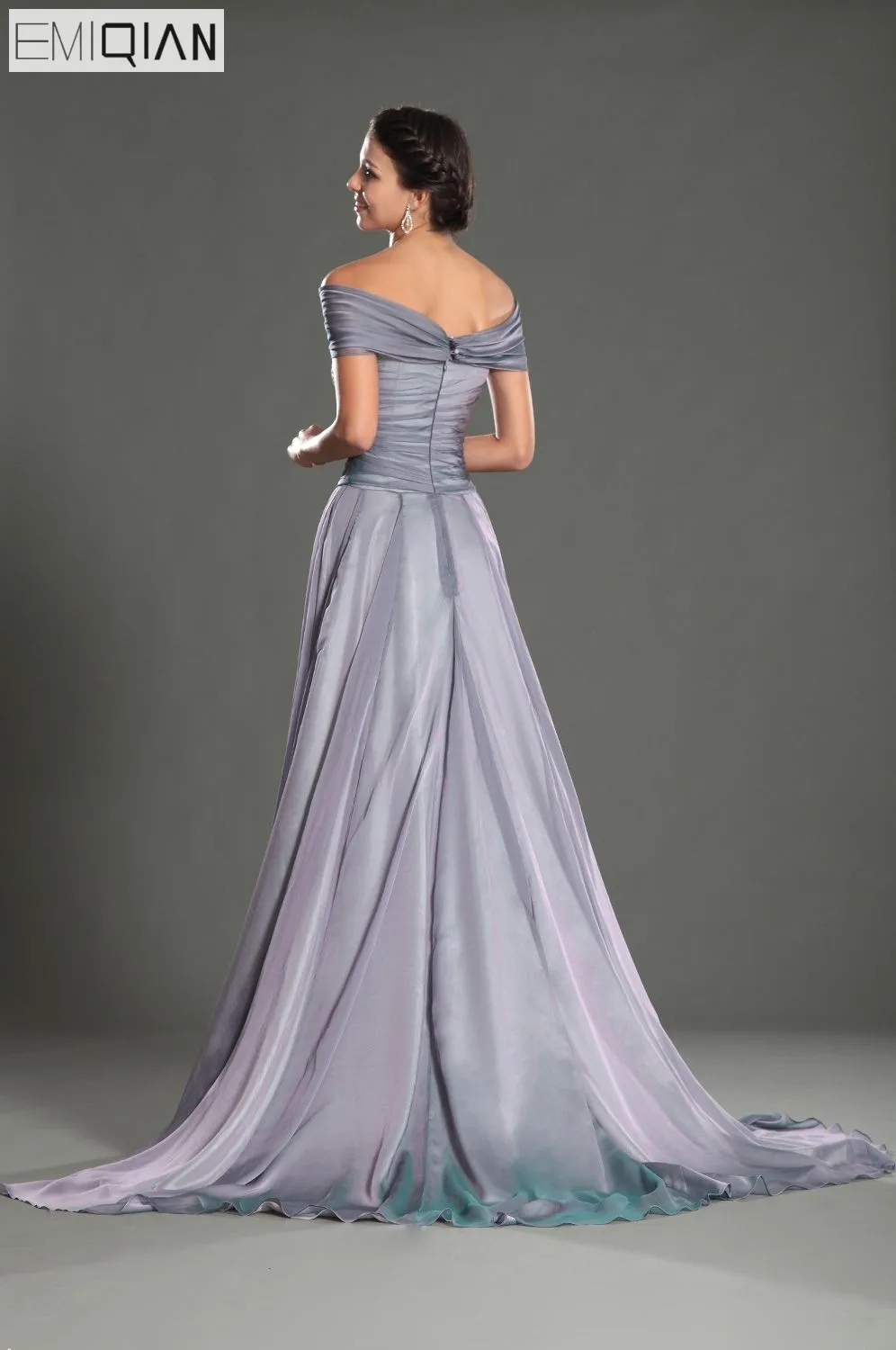 Дизайн, Великолепное вечернее платье трапециевидной формы с открытыми плечами и шлейфом