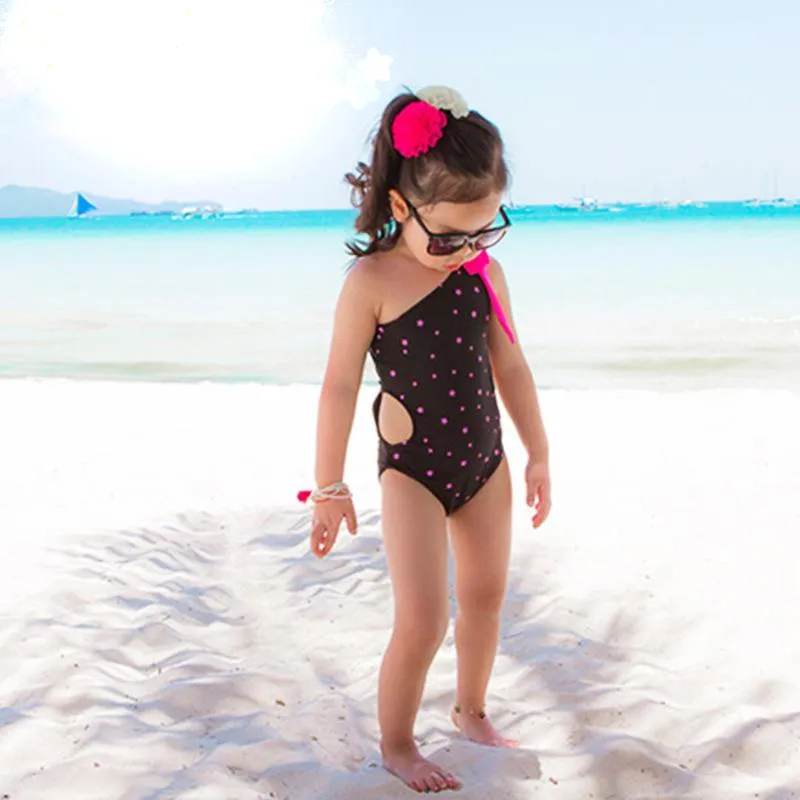 маленькие девчули в купальниках. маленькие девочки показывают купальник. маленькие девочки показывают купальник. купальники для маленьких. маленькие девочки показывают купальник.